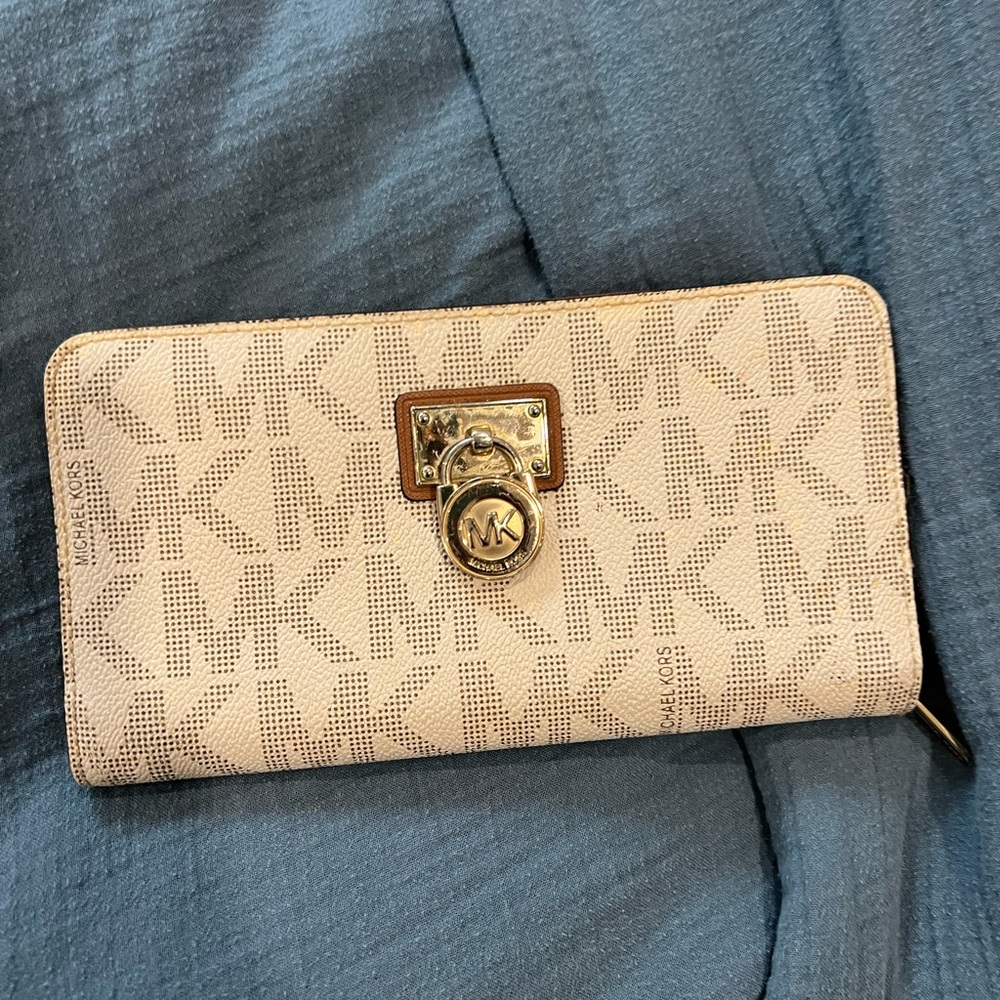 Michael Kors Zippy Wallet